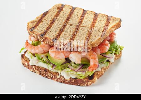 Sandwich grillé avec crevettes fraîches, vue rapprochée isolée sur arrière-plan blanc Banque D'Images