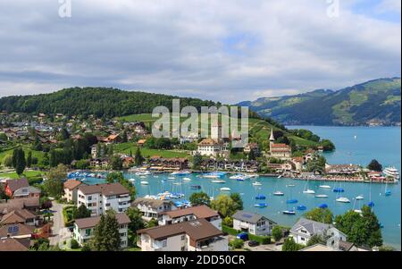 Vue sur la belle petite ville, le lac Thun, la mer et de nombreux bateaux. Ville de Spiez, canton de Berne, Suisse Banque D'Images