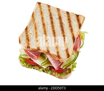 Délicieux sandwich avec salami, fromage et légumes frais de salade servis sur du pain blanc grillé ou grillé dans une vue de dessus en bas sur blanc pour le menu advertisi Banque D'Images