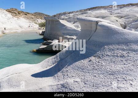 Sarakiniko est une plage sur l'île de Milos, en Grèce, située sur la rive nord de l'île. Les vagues entraînées par les vents du nord forment le volcanique blanc grisâtre Banque D'Images