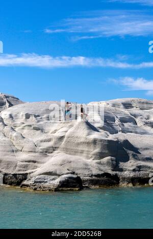 Sarakiniko est une plage sur l'île de Milos, en Grèce, située sur la rive nord de l'île. Les vagues entraînées par les vents du nord forment le volcanique blanc grisâtre Banque D'Images