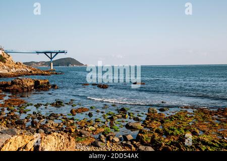 La passerelle Cheongsapo Daritdol et la mer bleue à Busan, en Corée Banque D'Images