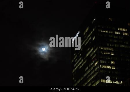 Supermom brillant dans le ciel au-dessus de JP Morgan bâtiment dans le centre financier Canary Wharf à Londres, Angleterre Banque D'Images