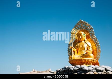 Statue de Bouddha en or à Haedong Yonggungsa Temple à Busan, Corée du Sud Banque D'Images