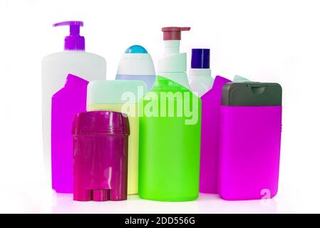 Collection de bouteilles et contenants de plastique colorés de produits d'hygiène Banque D'Images