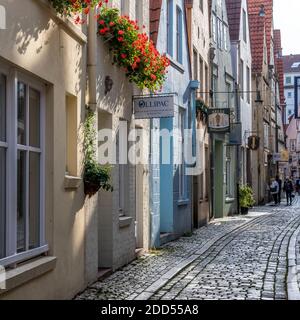 Jolies petites maisons de Schnoor, datant du XVe siècle. Les boutiques et les cafés rendent la région populaire auprès des touristes à Brême. Banque D'Images