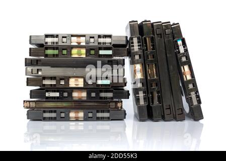 Pile de cassettes audio anciennes isolées sur fond blanc, musique vintage et concept de technologie Banque D'Images