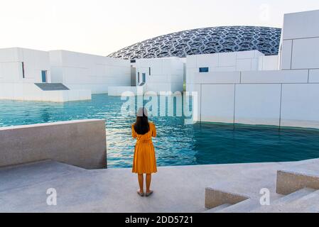 Abu Dhabi, Émirats arabes Unis - 30 novembre 2019 : une femme voyageur prend des photos au musée du Louvre à Abu Dhabi émirat des Émirats arabes Unis A. Banque D'Images