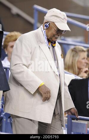 New York - l'ancien maire de New York, David Dinkins, fréquente Rafael Nadal de, en Espagne. 30 août 2011. Jouer contre Andrey Golubev du Kazakhstan pendant la deuxième journée de l'US Open 2011 au centre national de tennis de l'USTA Billie Jean King le 30 août 2011 dans le quartier Flushing du quartier Queens de New York photo Credit: Anthony Behar/Sipa Press/skarsipatb.011/1108310743 Credit: SIPA USA/Alamy Live News Banque D'Images