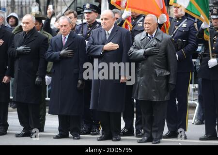 04 FÉVRIER 2013 - New York - (G-D) avec leurs mains couvrant les coeurs, fNew York City police Commission Raymond Kelly, maire Michael Bloomberg, Les anciens maires Rudy Giuliani et le maire David Dinkins s'alignent le long de la Cinquième Avenue comme le rôle de l'ancien maire de New York Ed Koch est sorti du Temple Emanu-El après les funérailles le 4 février 2013, à New York, NY. L'ancien maire Koch, Qui a occupé son poste de 1978 à 1989, est décédé le vendredi 1er février 2013 d'insuffisance cardiaque congestive. Crédit photo: Anthony Behar/Sipa USA Banque D'Images