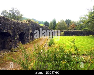 Cloîtres à l'abbaye de Whalley , Lancashire , Royaume-Uni en 2020) - en 1296, les moines de Stanlow point, Cheshire déménagea vers le nord à Whalley, Lancashire où ils construisirent un nouveau monastère à côté de la rivière Calder. Il y avait déjà une chapelle sur le site, érigée par Pierre de Chester, le recteur de Whalley, et ce bâtiment du XIIIe siècle fut incorporé dans le nouveau monastère. La pierre de fondation de la nouvelle église abbatiale a été posée en juin 1296 par Henry de Lacy, le 10e Baron de Halton. Banque D'Images