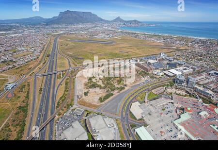 Cape Town, Cap occidental / Afrique du Sud - 10/26/2020: Photo aérienne de Century City et de Ratanga Junction, avec la base aérienne d'Ysterplaat et Table Mounta Banque D'Images