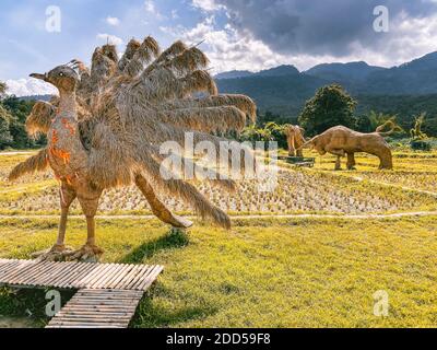 Sculptures d'animaux géants et de foin du roi Kong au lac Huay Tung Tao Don Kaeo dans la province de Chiang Mai, en Thaïlande Banque D'Images