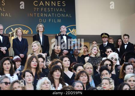 Réalisateurs, Les actrices et les producteurs élèvent leurs bras comme un clap après que l'actrice australienne et président du jury Cate Blanchett avec d'autres cinéastes ont lu une déclaration sur les pas du tapis rouge en signe de protestation contre le manque de cinéastes féminins honorés tout au long de l'histoire du festival lors de la projection Des filles du Soleil (les filles du Soleil) lors du 71e Festival annuel de Cannes au Palais des Festivals le 12 mai 2018 à Cannes, dans le sud-est de la France. - seulement 82 films en compétition dans la sélection officielle ont été réalisés par des femmes depuis la création du film Fe de Cannes Banque D'Images