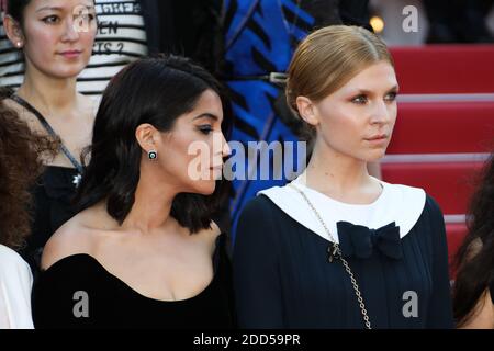 Réalisateurs, Les actrices et les producteurs élèvent leurs bras comme un clap après que l'actrice australienne et président du jury Cate Blanchett avec d'autres cinéastes ont lu une déclaration sur les pas du tapis rouge en signe de protestation contre le manque de cinéastes féminins honorés tout au long de l'histoire du festival lors de la projection Des filles du Soleil (les filles du Soleil) lors du 71e Festival annuel de Cannes au Palais des Festivals le 12 mai 2018 à Cannes, dans le sud-est de la France. - seulement 82 films en compétition dans la sélection officielle ont été réalisés par des femmes depuis la création du film Fe de Cannes Banque D'Images