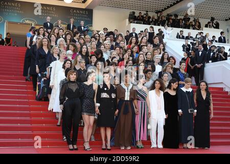 Réalisateurs, Les actrices et les producteurs élèvent leurs bras comme un clap après que l'actrice australienne et président du jury Cate Blanchett avec d'autres cinéastes ont lu une déclaration sur les pas du tapis rouge en signe de protestation contre le manque de cinéastes féminins honorés tout au long de l'histoire du festival lors de la projection Des filles du Soleil (les filles du Soleil) lors du 71e Festival annuel de Cannes au Palais des Festivals le 12 mai 2018 à Cannes, dans le sud-est de la France. - seulement 82 films en compétition dans la sélection officielle ont été réalisés par des femmes depuis la création du film Fe de Cannes Banque D'Images