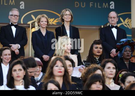 Réalisateurs, Les actrices et les producteurs élèvent leurs bras comme un clap après que l'actrice australienne et président du jury Cate Blanchett avec d'autres cinéastes ont lu une déclaration sur les pas du tapis rouge en signe de protestation contre le manque de cinéastes féminins honorés tout au long de l'histoire du festival lors de la projection Des filles du Soleil (les filles du Soleil) lors du 71e Festival annuel de Cannes au Palais des Festivals le 12 mai 2018 à Cannes, dans le sud-est de la France. - seulement 82 films en compétition dans la sélection officielle ont été réalisés par des femmes depuis la création du film Fe de Cannes Banque D'Images