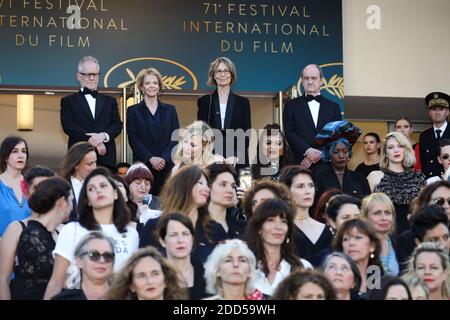 Réalisateurs, Les actrices et les producteurs élèvent leurs bras comme un clap après que l'actrice australienne et président du jury Cate Blanchett avec d'autres cinéastes ont lu une déclaration sur les pas du tapis rouge en signe de protestation contre le manque de cinéastes féminins honorés tout au long de l'histoire du festival lors de la projection Des filles du Soleil (les filles du Soleil) lors du 71e Festival annuel de Cannes au Palais des Festivals le 12 mai 2018 à Cannes, dans le sud-est de la France. - seulement 82 films en compétition dans la sélection officielle ont été réalisés par des femmes depuis la création du film Fe de Cannes Banque D'Images