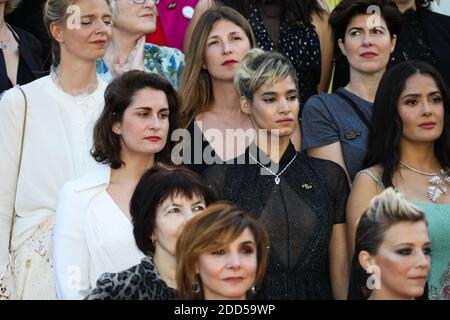 Réalisateurs, Les actrices et les producteurs élèvent leurs bras comme un clap après que l'actrice australienne et président du jury Cate Blanchett avec d'autres cinéastes ont lu une déclaration sur les pas du tapis rouge en signe de protestation contre le manque de cinéastes féminins honorés tout au long de l'histoire du festival lors de la projection Des filles du Soleil (les filles du Soleil) lors du 71e Festival annuel de Cannes au Palais des Festivals le 12 mai 2018 à Cannes, dans le sud-est de la France. - seulement 82 films en compétition dans la sélection officielle ont été réalisés par des femmes depuis la création du film Fe de Cannes Banque D'Images