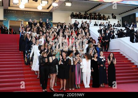 Réalisateurs, Les actrices et les producteurs élèvent leurs bras comme un clap après que l'actrice australienne et président du jury Cate Blanchett avec d'autres cinéastes ont lu une déclaration sur les pas du tapis rouge en signe de protestation contre le manque de cinéastes féminins honorés tout au long de l'histoire du festival lors de la projection Des filles du Soleil (les filles du Soleil) lors du 71e Festival annuel de Cannes au Palais des Festivals le 12 mai 2018 à Cannes, dans le sud-est de la France. - seulement 82 films en compétition dans la sélection officielle ont été réalisés par des femmes depuis la création du film Fe de Cannes Banque D'Images