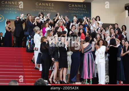 Réalisateurs, Les actrices et les producteurs élèvent leurs bras comme un clap après que l'actrice australienne et président du jury Cate Blanchett avec d'autres cinéastes ont lu une déclaration sur les pas du tapis rouge en signe de protestation contre le manque de cinéastes féminins honorés tout au long de l'histoire du festival lors de la projection Des filles du Soleil (les filles du Soleil) lors du 71e Festival annuel de Cannes au Palais des Festivals le 12 mai 2018 à Cannes, dans le sud-est de la France. - seulement 82 films en compétition dans la sélection officielle ont été réalisés par des femmes depuis la création du film Fe de Cannes Banque D'Images