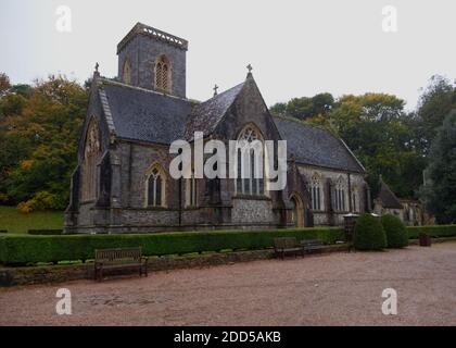 Jardins botaniques de Bickton Park, East Devon, Royaume-Uni. Beaux jardins structurés. Église paroissiale de Sainte-Marie. Orangerie du Temple, bois luxuriant planté et parc Banque D'Images