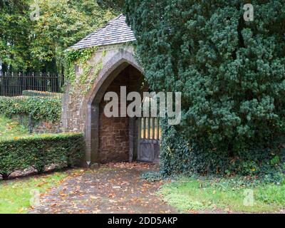 Jardins botaniques de Bickton Park, East Devon, Royaume-Uni. Beaux jardins structurés. Église paroissiale de Sainte-Marie. Orangerie du Temple, bois luxuriant planté et parc Banque D'Images