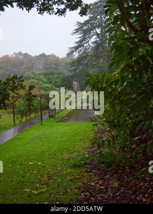 Jardins botaniques de Bickton Park, East Devon, Royaume-Uni. Beaux jardins structurés. Église paroissiale de Sainte-Marie. Orangerie du Temple, bois luxuriant planté et parc Banque D'Images