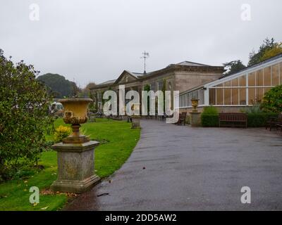 Jardins botaniques de Bickton Park, East Devon, Royaume-Uni. Beaux jardins structurés. Église paroissiale de Sainte-Marie. Orangerie du Temple, bois luxuriant planté et parc Banque D'Images