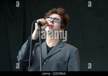 Ian McCulloch et Echo & The Bunnymen se produisant au Festival Virgin V V2003, Hylands Park, Chelmsford, Essex, Royaume-Uni. Banque D'Images