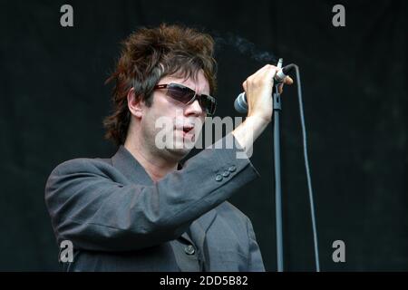 Ian McCulloch et Echo & The Bunnymen se produisant au Festival Virgin V V2003, Hylands Park, Chelmsford, Essex, Royaume-Uni. Banque D'Images