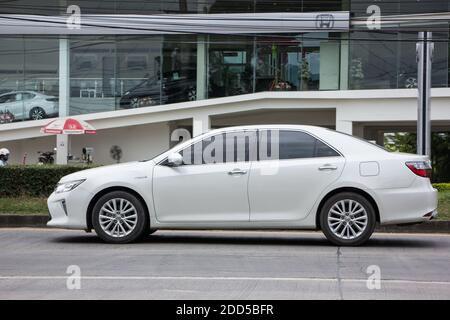 Chiangmai, Thaïlande - octobre 29 2020: Voiture privée Toyota Camry. Sur la route n°1001, à 8 km du quartier des affaires de Chiangmai. Banque D'Images