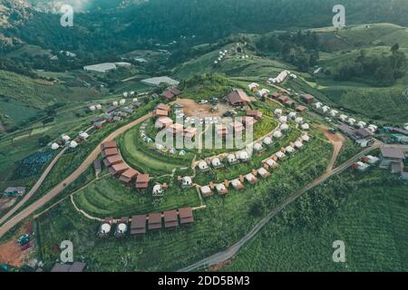 Vue aérienne des terrains de camping et des tentes sur la montagne Doi mon Cham à Mae Rim, province de Chiang Mai, Thaïlande Banque D'Images