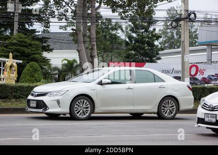 Chiangmai, Thaïlande - octobre 29 2020: Voiture privée Toyota Camry. Sur la route n°1001, à 8 km du quartier des affaires de Chiangmai. Banque D'Images