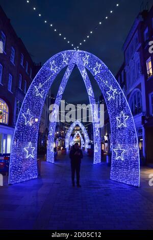 Les gens admirent les décorations de Noël dans South Molton Street, Mayfair. Le gouvernement britannique a annoncé un nouveau système de niveau de coronavirus pour l'Angleterre, tandis que les restrictions seront assouplies pour Noël. Banque D'Images