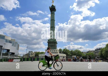 Une femme qui fait de la location de vélos publics en libre-service 'Velib' Metropole à Paris, gérée par le consortium franco-espagnol Smovengo s'est engagée à livrer 814 stations à Paris, de nouveaux modèles de vélos Velib colorés, Blue for Electric et Bright Green for Mechanical, dont 30 pour cent seront des vélos électriques. Paris, France, 08/06/2018 photo d'Alfred Yaghobzadeh/ABACAPRESS.COM Banque D'Images