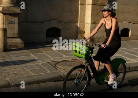 Une femme qui fait de la location de vélos publics en libre-service 'Velib' Metropole à Paris, gérée par le consortium franco-espagnol Smovengo s'est engagée à livrer 814 stations à Paris, de nouveaux modèles de vélos Velib colorés, Blue for Electric et Bright Green for Mechanical, dont 30 pour cent seront des vélos électriques. Paris, France, 08/06/2018 photo d'Alfred Yaghobzadeh/ABACAPRESS.COM Banque D'Images