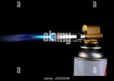 Flamme flamme flamme flamme flamme flamme flamme flamme flamme flamme bleue sur fond noir Banque D'Images