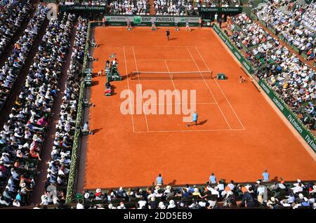 Marco Cecchinato, d'Italie, joue pendant le match semi-final des hommes célibataires contre Dominic Thiem, d'Autriche, pendant le treize jour de l'Open de France de 2018 à Roland Garros le 8 juin 2018 à Paris, France. Photo de Christian Liewig/ABACAPRESS.COM Banque D'Images