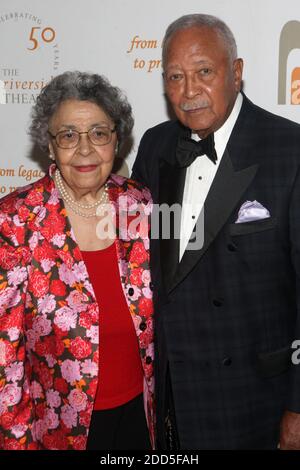 **PHOTO DU FICHIER** le premier maire noir de New York, David N. Dinkins, est décédé à 93. New York, NY- 26 septembre 2011- l à r : Joyce Dinkins et l'honorable David N. Dinkins lors du 2e Gala annuel « héritage à promesse » reflétant le passé - Créer l'avenir en hommage à Phylicia Rashad et Roy Haynes qui s'est tenu au Riverside Theatre le 26 septembre 2011 à New York. Crédit photo : MPi43 / MediaPunch Inc Banque D'Images