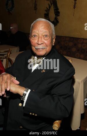 **PHOTO DU FICHIER** le premier maire noir de New York, David N. Dinkins, est décédé à 93. NEW YORK, NEW YORK-États-Unis: L'ancien maire de New York, l'honorable David N. Dinkins assiste à l'actrice Cicely Tyson Private Oscar Lifetime Party, organisée par le Designer b. Michaels et Valerie Simpson, artiste en enregistrement, ont eu lieu au Sugar Bar d'Ashford & Simpson le 8 décembre 2018 à New York. Crédit : Mpi43/MediaPunch Banque D'Images