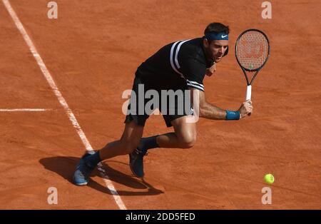 PARIS, FRANCE - JUIN 08 : Juan Martin del Potro de l'Argentine en action contre Rafael Nadal (non vu) de l'Espagne lors de leur match semi-fin au tournoi de tennis Open de France au stade Roland Garros à Paris, France le 08 juin 2018. Photo de Christian Liewig ABACAPRESS.COM Banque D'Images