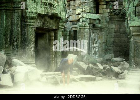 Les vieux hommes avec le nom Prohm cling le Temple avec son nom Ta, les vieux hommes, et son deuxième nom Prohm. Mister Ta Prohm dans le temple de Ta Prohm dans Banque D'Images