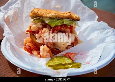 Un rouleau de homard frais avec un hamburger et un cornichon au Young's Lobster Pound à Belfast, Maine. Banque D'Images