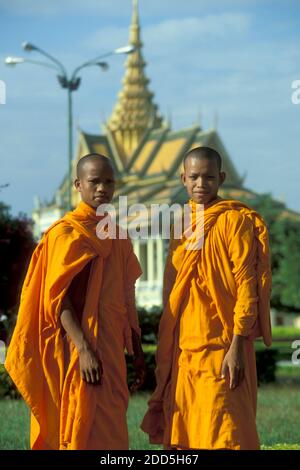 Moines en frnt du Palais Royal dans la ville de Phnom Penh au Cambodge. Cambodge, Phnom Penh, février 2001 Banque D'Images