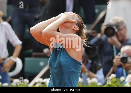 Simona Halep de Roumanie a remporté la finale féminine de l'Open de tennis français 2018 contre Sloane Stephens des États-Unis, dans le stade Roland-Garros, Paris, France, le 9 juin 2018. Photo de Henri Szwarc/ABACAPRESS.COM Banque D'Images