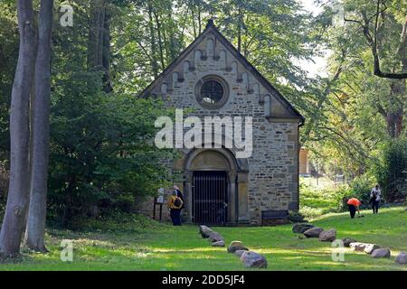 Marienborn, Allemagne. 03ème octobre 2020. La Marienkapelle du lieu de pèlerinage Marienborn . Dans cette chapelle de fontaine, il y a la source d'eau 'Marienborn' qui donne son nom au lieu. Il a été visité pendant des siècles par les croyants, mais aussi par les malades, qui espèrent se remettre de l'eau sainte. Marienborn est l'un des plus anciens lieux de pèlerinage d'Allemagne. Credit: Peter Gercke/dpa-Zentralbild/ZB/dpa/Alay Live News Banque D'Images