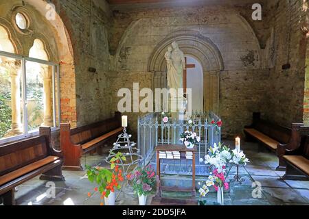 Marienborn, Allemagne. 03ème octobre 2020. La Marienkapelle du lieu de pèlerinage Marienborn. Dans cette chapelle de fontaine, il y a la source d'eau 'Marienborn' qui donne son nom au lieu. Il a été visité pendant des siècles par les croyants, mais aussi par les malades, qui espèrent se remettre de l'eau sainte. Marienborn est l'un des plus anciens lieux de pèlerinage d'Allemagne. Credit: Peter Gercke/dpa-Zentralbild/ZB/dpa/Alay Live News Banque D'Images