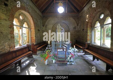 Marienborn, Allemagne. 03ème octobre 2020. La Marienkapelle du lieu de pèlerinage Marienborn. Dans cette chapelle de fontaine, il y a la source d'eau 'Marienborn' qui donne son nom au lieu. Il a été visité pendant des siècles par les croyants, mais aussi par les malades, qui espèrent se remettre de l'eau sainte. Marienborn est l'un des plus anciens lieux de pèlerinage d'Allemagne. Credit: Peter Gercke/dpa-Zentralbild/ZB/dpa/Alay Live News Banque D'Images