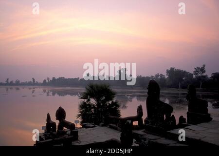 Le Temple de Mebon oriental à l'Barray dans la ville de temple Angkor, près de la ville de Siem Reap dans l'ouest du Cambodge. Cambodge, Siem R Banque D'Images